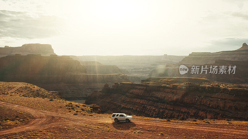 无人机视角:在Shafer trail Canyonlands上空飞过一辆越野汽车